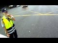 女警關心男騎士淋雨