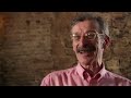 Felipe L. Aranguren, sociólogo y escritor, nos explica los mecanismos utilizados en la sociedad de control para crear opinión e ideología por parte de los poderes económicos y políticos en connivencia con unos medios de comunicación cada vez más concentrados y opacos. Nos habla del concepto de alienación, un estado de enfermedad que nos mantiene vacíos y alejados de las verdaderas preocupaciones mediante herramientas como la publicidad, la distracción o la adicción a la telebasura. Explica también como el fomento del individualismo, la ignorancia y el miedo impiden a la ciudadanía sentir empatía humana y desarrollar opinión crítica mediante la falsa sensación de libertad de prensa, la ocultación de la información, las noticias no contrastadas, la manipulación de conceptos y el engaño. Critica a su vez a un sistema capitalista que 