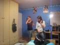 Manon en Fien vangen een spin