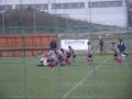 Portiere para il rigore e segna