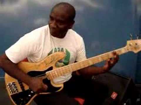 o melhor baixista do Brasil