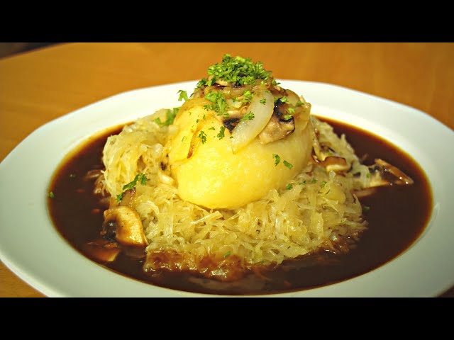 Schlesische Klöße mit Hackfleischfüllung an Sauerkraut