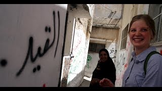 جولة في مخيم بلاطة مع سائحة  المانية