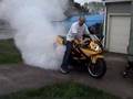 moto fritando borrachao CBR 2000