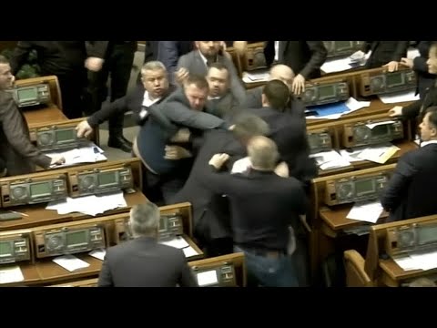 Ukraine: Im Parlament fliegen die Fuste wegen eines Pl ...