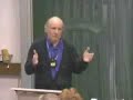 Dr. Eugen Drewermann, Christlicher Theologe, PaderbornWie hältst Du's mit den Tieren oder: von der Notwendigkeit einer neuen Ethik (Teil 7 von 9)19. Oktober 2006, Ruprecht-Karls-Universität HeidelbergEine Hauptsache der fortschreitenden Naturzerstörung ergibt sich aus der Anthropozentrik des christlichen Weltbildes, wonach die gesamte Welt auf den Menschen hin geschaffen wurde. Die Selbstanschauung der menschlichen Spezies auf dem Planeten Erde erscheint geradezu als die Vollendung eines göttlichen Auftrags, und selbst der Begriff Verantwortung meint mit Bezug auf den Menschen allein die Verteidigung des menschlichen Art-Egoismus gegen alle anderen Lebensformen: Da erkranken in  Britannien - durch menschliche Fehlernährung - Rinder an BSE, und es müssen zum Schutz der Menschen 4 Millionen von ihnen getötet und verbrannt werden; da erkranken Vögel an einem Virus, das auch Menschen befallen kann, und es werden 100 Millionen von ihnen vergast. Was wir derzeit anrichten, ist eine Querschnittslähmung durch den Motor der Evolution. Dabei wissen wir seit 1859, als Darwin die 
