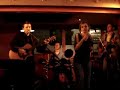 amandine chante avec son orchestre 