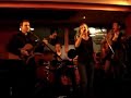 amandine chante avec son orchestre 