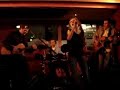 amandine chante avec son orchestre 