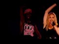Madonna cai em sua primeira apresenta��o no RJ - Madonna Falls