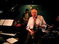 ensaio de herb geller para o concerto do 4.� anivers�rio do blogue jazz no pa�s do improviso (www.jnpdi.blogspot.com), realizado no dia 9 de outubro de 2007, no hot clube de portugal. 

geller � acompanhado por filipe melo (piano), bruno santos (guitarra), demian cabaud (contrabaixo) e bruno pedroso (bateria). 

este v�deo mostra a afina��o do som do quinteto para a grava��o do concerto pela rdp 2.