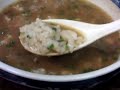 ラーメン：￥６５０ おじやライス：￥５０ 新橋は結構人気店が多数ありますが、こちらもそのひとつ。 友人達とラーメン食べ歩きで今回はこちらに訪問。 名前は聞いたことはありましたが、訪問したのははじめてだったので、 今回は普通のラーメンを注文！ 出てきて、スープをよそってみると、ドロドロ！ 話は聞いていましたが久しぶりにかなりのコッテリ系を想像でき、食欲がそそります。 味の方は魚介系と豚骨系のダブルスープで、かなり濃厚スープですが、コッテリ感はそこまで強くなく結構グイグイいけちゃいます！ 麺は中麺のストレート麺です。 スープとの相性もまずまずです。 今回はお腹がすいていたので大盛りに・・・・って思っていましたが友人からのススメで大盛りにせず、おじやライスをススメられたのでそちらに挑戦！ こちらを食べ終わったラーメンのスープに入れて食べるのですが、 この味にインパクトのあり、トロトロのスープにご飯を入れて食べると、これがまた美味い！ 麺よりもご飯のほうが相性がいいのでは？と思うほどご飯がスープをすってくれて、一口一口がしっかりした味で口の中で広がります。 ラーメン＋ライスはデブになる最強のコンビだとは思いますが、 ここに来たときはこの食べ方はやめられないような気がします！ お店：和麺屋 長介住所：港区新橋4-11-5 池野2号ビル1F