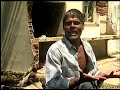 au sri lanka plus de 31.000 personnes ont perdu leurs vies lors du tsunami du 26 d�cembre 2004.

plus de 21.000 personnes ont �t� bless�s,  5.000 restent disparues et quelques 500.000 ont �t� d�plac�es. la majorit� des d�c�s se sont produits parmi les femmes et les enfants et le 70 pour cent du littoral a �t� affect�, sp�cialement au sud, � l'est et au nord o� les plus grands dommages ont eu lieu.

le tsunami a d�truit ou endommag� plus de 100.000 maisons, d�pla�ant plus de 500.000 personnes tout le long du littoral du sri lanka. 

ainsi le tsunami a eu un impact important sur les moyens de subsistance des personnes affect�es au sri lanka. on estime que 200.000 personnes ont perdu leur moyen de subsistance.

l'industrie de p�che, un g�n�rateur important de revenu le long du littoral, a subi des dommages graves et presque 80 pour cent des 100.000 p�cheurs ont �t� affect�s, les outils ont �t� perdus, et les bateaux et les filets d�truits.

pour en savoir plus : http://ww.ifrc.org/fr/tsunami

ann�e : 2005
dur�e : 2 minutes 13 secondes