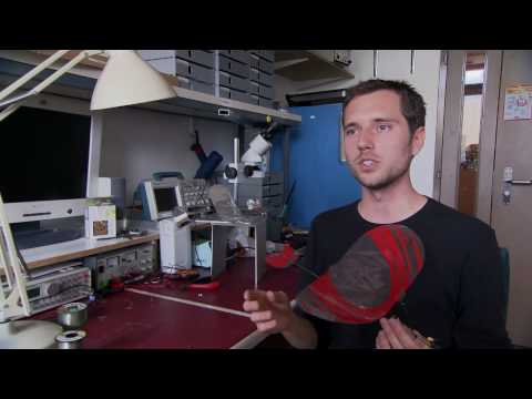 perching robot - Doctor at EPFL's Laboratory of Intelligent Systems http://lis.epfl.ch Mirko Kovac explains his head-first perching mechanism for miniature robots. Authors of...