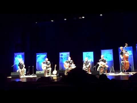 obrint - Obrint Pas s'acomiadà el dia 25 de setembre del sud del País Valencià i ho féu amb un meravellós acústic que no decebé ningú. L'emoció de les cançons més mel...