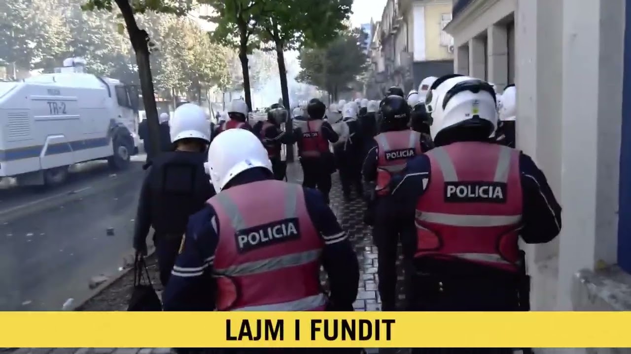Policia gjuan me plumba gome protestuesit në Tiranë