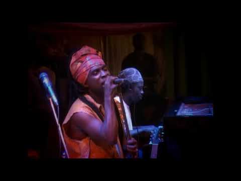 ትርጉም የ "Kojo Antwi - Sikadam"