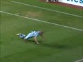 Tentando comemorar gol