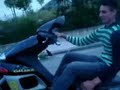 mario orefice (rossi) � un mago sulle due ruote... ha un runner 180 e un @ 150... con la quale fa cose spettacolari... non perdetevi questo strepitoso montaggio fatto da me... nn ve ne pentirete resterete a bocca aperta!!!! mario il vallentino rossi di lineri!!!!
