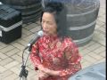 Wing introduces herself then sings \"Over the rainbow\"