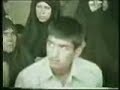 روز 22 خرداد 1359، درشرايطي كه خميني خفقان و سركوب را به‌اوج بي سابقه‌يي رسانده بود، ميتينگ 200 هزارنفري مجاهدين در استاديوم امجديه تهران برگزار گرديد. از همان اولين روزهاي بعد از پيروزي قيام 57، تهاجمات وحشيانه چماقداران و پاسداران رژيم به‌آزاديهاي مردم آغاز شده بود. خميني به‌راستي مي‌خواست براي تحكيم پايه‌هاي حكومت ولايت ‌فقيه خود در كوتاهترين زمان، اختناق مطلق را حاكم كند و هر مخالفي را از پيش پاي خود بردارد. براي هر كس كه درآن روزهاي پرتلاطم شاهد خيانت آشكار خميني به‌آرمانهاي انقلاب بود، اولين سؤال اين بود كه انقلاب ايران به‌كجا مي‌رود ودر اين شرايط، چه بايد كرد؟روز 22خرداد59 آقاي مسعود رجوي در سخنراني تاريخي خود در ميتينگ امجديه كه به‌رغم همه محدوديتهاي ايجاد شده توسط ارتجاع و تهاجمات گله‌هاي مزدوران حزب‌اللهي، 200هزار نفر در آن شركت كرده بودند، در زير باران گلوله و گاز اشك‌آور اين سؤال بسيار اساسي را در برابر همه مردم ايران و به‌خصوص اقشار آگاه و نيروهاي ترقيخواه و انقلابي قرار داد: چه بايد كرد؟«چه بايد كرد؟» افشاگري تكان‌دهنده و تعرض سياسي ـ اجتماعي مجاهدين عليه استبداد و انحصارطلبي، عليه جنايتها و يكه‌تازيهاي ارتجاعي خميني و پاسداران و چماقدارانش بود كه با تهاجمات پي‌درپي خود و با كشتار و سركوب مجاهدين، مي‌خواستند آزادي و پرچمداران ‌‌آن‌را‌به‌مسلخ ببرند و ديكتاتوري زير پرده دين را حاكم كنند.اين سخنراني در شرايطي كه يورش چماقداران ارتجاع يك لحظه قطع نمي‌شد، ايراد شد و يك‌بار ديگر فضاي سياسي ايران را به‌لرزه در‌آورد.