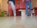 Moeder en dochter doen een poging tot jumpen