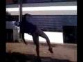 videos de Sideflip sobre a escada da escola.