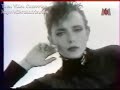 preciosa canci�n de la cantante espa�ola, residente en francia desde ni�a, jeanne mas, uno de los mayores talentos de espa�a en el extranjero. http://www.antiquos.com/

parlez-moi de ces trucs
car lui ne m'en parlait pas
ces frissons qui moussent
et que je ne connais pas
j'en devine leur insolence
entre vos doigts

ces histoires sont fragiles
les d�vorez-vous sans moi ?
vos yeux s'illuminent
c'est l'expression de l'�moi
cette sensation f�brile entre vos bras
je la sens glisser sauvage au creux de moi

bulles qui se maquillent
bulles qui se marient
bulles qui se d�chirent � la d�rive

bulles sucr�es bonbon
bulles sal�es citron
bulles qui se consolent, p�ch� mignon

dessinez-moi ces jeux
qui sont interdits parfois
j'aime quand �a clignote
ne vous moquez pas de moi
c'est une explosion magique
cette passion-l�
un d�lire �nerg�tique
de vous en moi