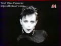 preciosa canci�n de la cantante espa�ola, residente en francia desde ni�a, jeanne mas, uno de los mayores talentos de espa�a en el extranjero. http://www.antiquos.com/

parlez-moi de ces trucs
car lui ne m'en parlait pas
ces frissons qui moussent
et que je ne connais pas
j'en devine leur insolence
entre vos doigts

ces histoires sont fragiles
les d�vorez-vous sans moi ?
vos yeux s'illuminent
c'est l'expression de l'�moi
cette sensation f�brile entre vos bras
je la sens glisser sauvage au creux de moi

bulles qui se maquillent
bulles qui se marient
bulles qui se d�chirent � la d�rive

bulles sucr�es bonbon
bulles sal�es citron
bulles qui se consolent, p�ch� mignon

dessinez-moi ces jeux
qui sont interdits parfois
j'aime quand �a clignote
ne vous moquez pas de moi
c'est une explosion magique
cette passion-l�
un d�lire �nerg�tique
de vous en moi