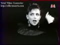 preciosa canci�n de la cantante espa�ola, residente en francia desde ni�a, jeanne mas, uno de los mayores talentos de espa�a en el extranjero. http://www.antiquos.com/

parlez-moi de ces trucs
car lui ne m'en parlait pas
ces frissons qui moussent
et que je ne connais pas
j'en devine leur insolence
entre vos doigts

ces histoires sont fragiles
les d�vorez-vous sans moi ?
vos yeux s'illuminent
c'est l'expression de l'�moi
cette sensation f�brile entre vos bras
je la sens glisser sauvage au creux de moi

bulles qui se maquillent
bulles qui se marient
bulles qui se d�chirent � la d�rive

bulles sucr�es bonbon
bulles sal�es citron
bulles qui se consolent, p�ch� mignon

dessinez-moi ces jeux
qui sont interdits parfois
j'aime quand �a clignote
ne vous moquez pas de moi
c'est une explosion magique
cette passion-l�
un d�lire �nerg�tique
de vous en moi