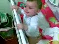 Laís levantando no berço