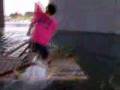 衝撃映像!!自転車に乗ったまま川を流されている人を撮影!!水陸両用自転車! 劇団スカッシュ#050