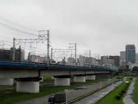 京浜東北線（下り）が多摩川の陸橋を通過