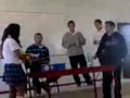 Estudiantes hacen musica con objetos inusuales.
