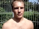 Voetballer DUNO schiet van ver raak
