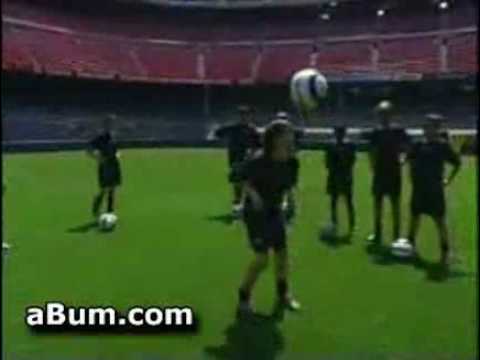Ronaldinho enseña sus mejores jugadas de fútbol