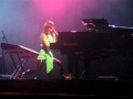 Tori Amos as Pip - The Waitress at Werchter (07/01) Tori Amos as Pip - The Waitress at Werchter (07/01)