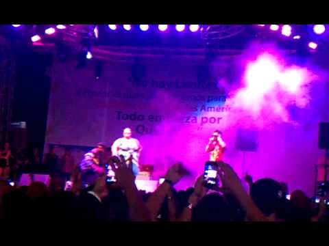 Jowell Besa Y Perrea A Una Fan En Las Fiestas Patronales De Cayey 2011