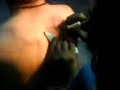 luis tatuandose