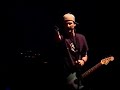Fan shines laser pointer at Blink 182 Fan shines laser pointer at Blink 182