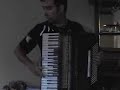 duelo de acordeon de uma pessoa só ! hehe