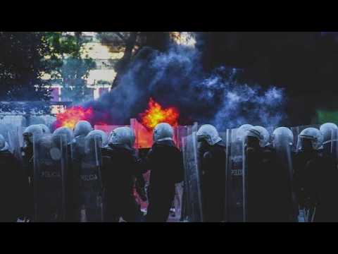 Edhe policia me ujë dhe gaz lotsjellës në Tiranë, nuk mposhten protestuesit (LIVE)