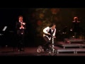 Sonneveld Voor Altijd! Trudy Labij, Syb van der Ploeg, Frits Sissing, ea in een muzikale hommage aan Wim Sonneveld. De makers van Telkens Weer Het Dorp, het succesvolle eerbetoon aan tekstdichter Friso Wiegersma (Sonnevelds levenspartner) presenteren vol trots het theaterconcert Sonneveld voor Altijd!. Een verrassende combinatie van topartiesten zorgt voor een unieke en intieme voorstelling waarin Wim Sonnevelds veelzijdigheid als cabaretier en zanger centraal staat. Televisiepersoonlijkheid Frits Sissing wordt geflankeerd door theatervedette Trudy Labij en de charismatische Syb van der Ploeg. Het gezelschap wordt gecompleteerd door Suzan Seegers (finaliste in Op zoek naar Evita; Cosette in Les Misérables) en Roberto de Groot (Juan Perón in Evita). Jan Aarntzen zorgt voor een sfeervol kostuum- en decorontwerp. De regie is in handen van Eddy Habbema, Frans Schraven tekent voor de choreografie. Begeleid door een live orkest zullen hoogtepunten uit het onsterfelijke repertoire van Sonneveld ten gehore worden gebracht, waaronder Nikkelen Nelis, Het Hondje van Dirkie, Margootje en Ome Thijs. Uiteraard zal Het Dorp, het meest gewaardeerde Nederlandstalige lied van de vorige eeuw, niet ontbreken. Een oeuvre dat onvergetelijk, onweerstaanbaar en onverwoestbaar is. Kortom: Sonneveld Voor Altijd!. Wim Sonneveld was niet alleen tijdens zijn leven geliefd bij een groot publiek, ook na zijn dood blijven zijn naam en faam bestaan dankzij een tijdloos oeuvre. Zijn liedjes en conferences <b>...</b>