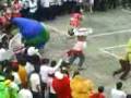 Duende Movistar Atacado por la Multitud
