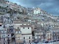 video e musica di giuseppe cantone ispirate al mito della grande madre in sicilia e alle bellezze della barocca ragusa ibla. voce recitante piero sammataro, gruppi cameristici l'offerta musicale ensemble, al qantarah, direttore giovanni ferrauto. le citazioni di musica tradizionale sono ispirate al repertorio tradizionale dell'ensemble al qantarah. prodotto dal 2� festival internazionale del val di noto magie barocche 2006. ministero per i beni e le attivit� culturali. direzione generale per lo spettacolo dal vivo e lo sport. arcus s.p.a