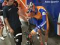 Wielrennen - Ploegdirecteur op de motor door de Tour