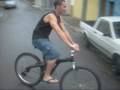videos de Ismael descendo escadão de bike