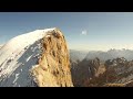 English below - Français en bas Aussergewöhnliches Spätsommerwetter. Eine stabile Hochdruckzone über Mitteleuropa bescherte uns eine Woche ununterbrochenes sonniges Flugwetter Ende September. Und am 30. ging es dann über dem Rifugio Belvedere - Col dei Rossi (2200 m) 46° 28' 32'' N, 11° 49' 07'' O paragliding365.com rasch auf 3000 hoch. Wendelin (Blue Sky) unser Organisator hatte mich gut beraten! Während der Querung verlor ich dann ein paar hundert und kam bei etwa 2800 m am Pala d. Vernel an. Damit hatte ich zwar das Massiv der Marmolada erreicht, aber ich verlor weiter an Höhe. Wie waren bloss die Anderen ganz nach oben gekommen? Ich folgte dem Südhang der Marmolada ins Tal und flog immer weiter in die Sackgasse hinein. Dabei sackte ich bis auf 2200m ab. Am Ende des Tals ging es dann wieder aufwärtz und diesmal bis rauf auf den Gran Vernel bei 3092. Vor dem Gipfel der Marmolada habe ich dann nach Norden abgedreht, bin rüber zum Sasso Cappello, um dort angesichts des Piz Boè nach Osten Richtung Arabba nach Hause zu fliegen. Lange Version hier: www.youtube.com - Extraordinary late summer weather. A stable high pressure zone above central Europe provided us with a week of uninterrupted sunny flying weather this end of Septembre. On the 30th I easyly got up to 3000 m at the Rifugio Belvedere - Col dei Rossi (2200 m) 46° 28' 32'' N, 11° 49' 07'' O paragliding365.com Wendelin (Blue Sky) our organisator had given us good advice! During the crossing over I lost several hundert <b>...</b>