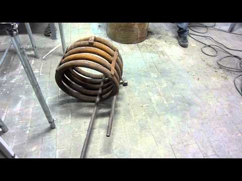 Autoconstruccion - Autoconstrucción de sistema de calefacción con aporte de calor procedente de residuos de madera. El prototipo ideado por el ingeniero Markina para calentar el Laboratorio de Autosuficiencia de La Tabacalera utiliza materiales reciclados de la...