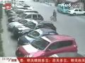 Hombre chino lanza su bicicleta a ladrones !!